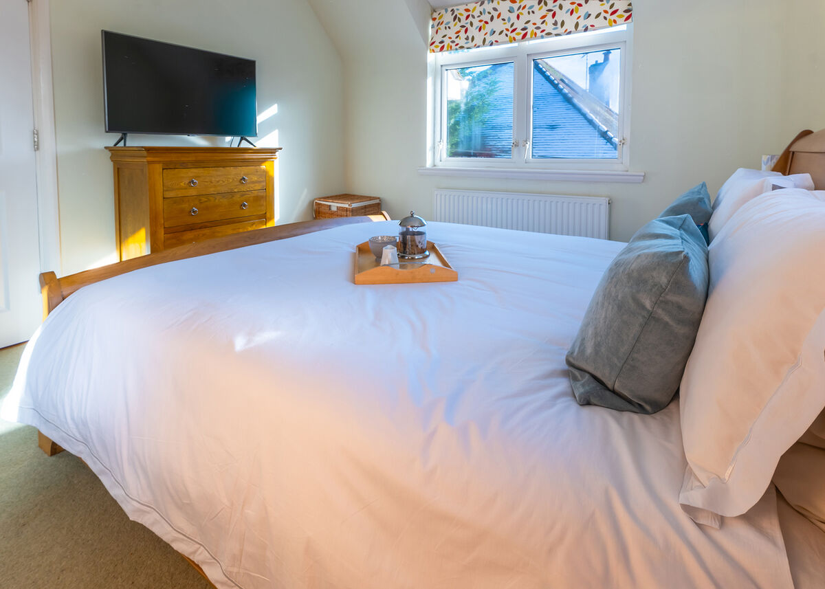 13. Master Bed 3.jpg