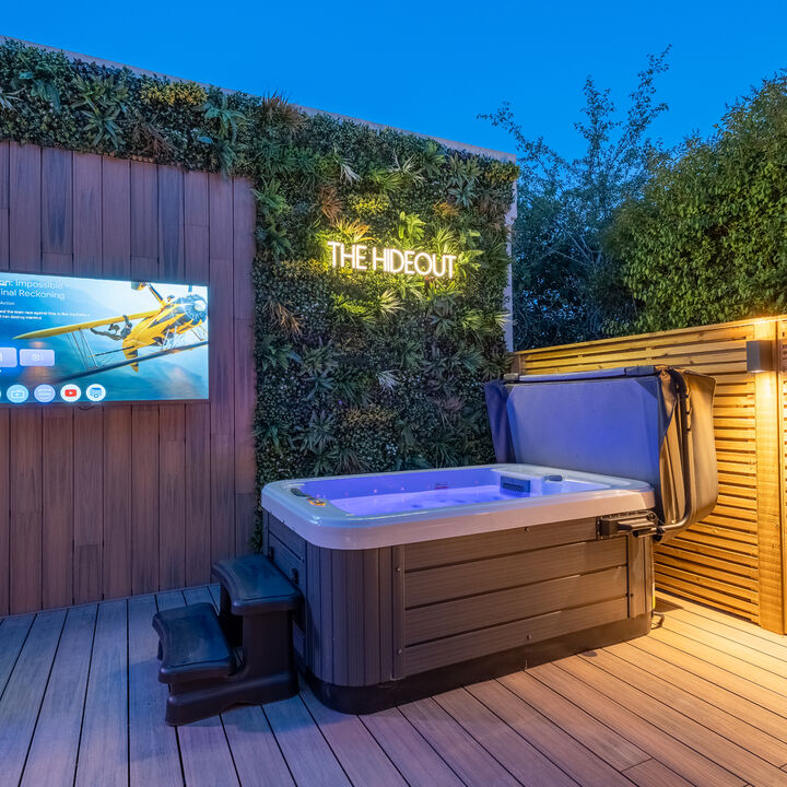 15. Hot Tub and Patio.jpg