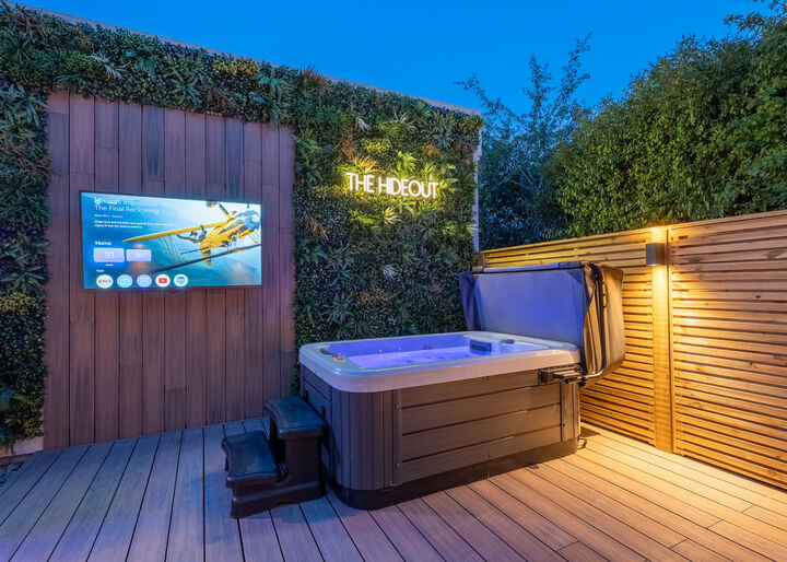 15. Hot Tub and Patio.jpg