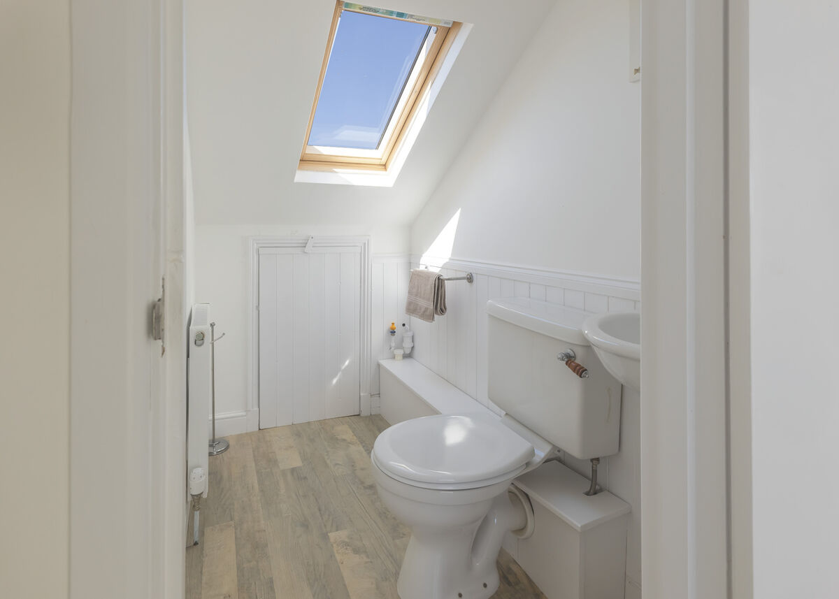 15. Upstairs Cloakroom.jpg