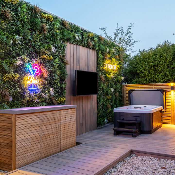 16. Hot Tub and Patio.jpg