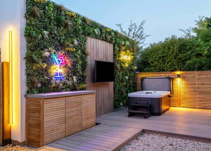 16. Hot Tub and Patio.jpg