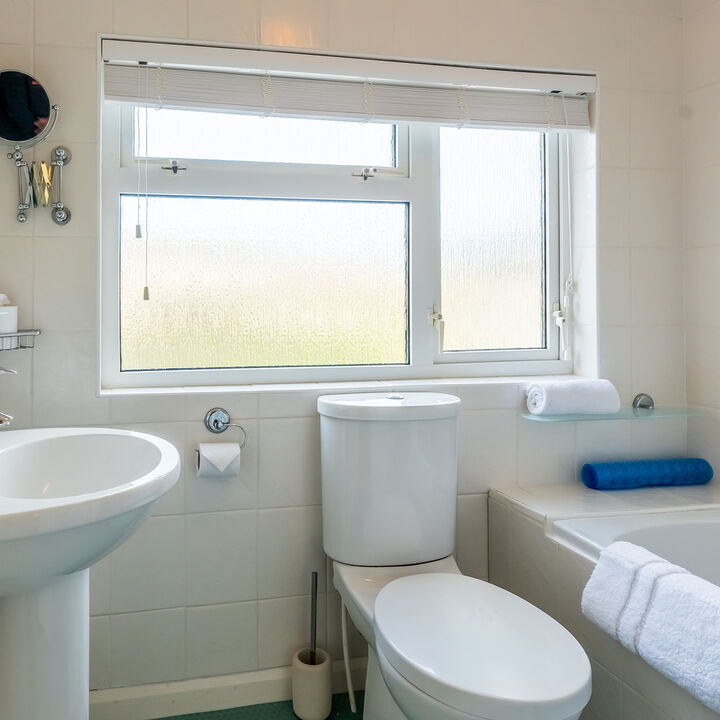 17. Bathroom.jpg