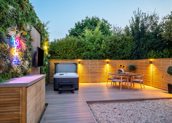 17. Hot Tub and Patio.jpg