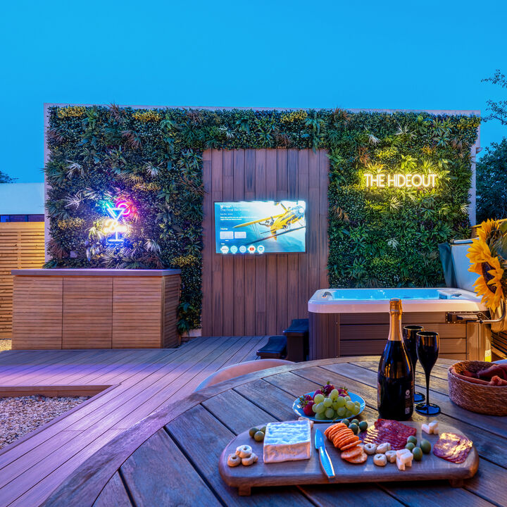 18. Hot Tub and Patio.jpg