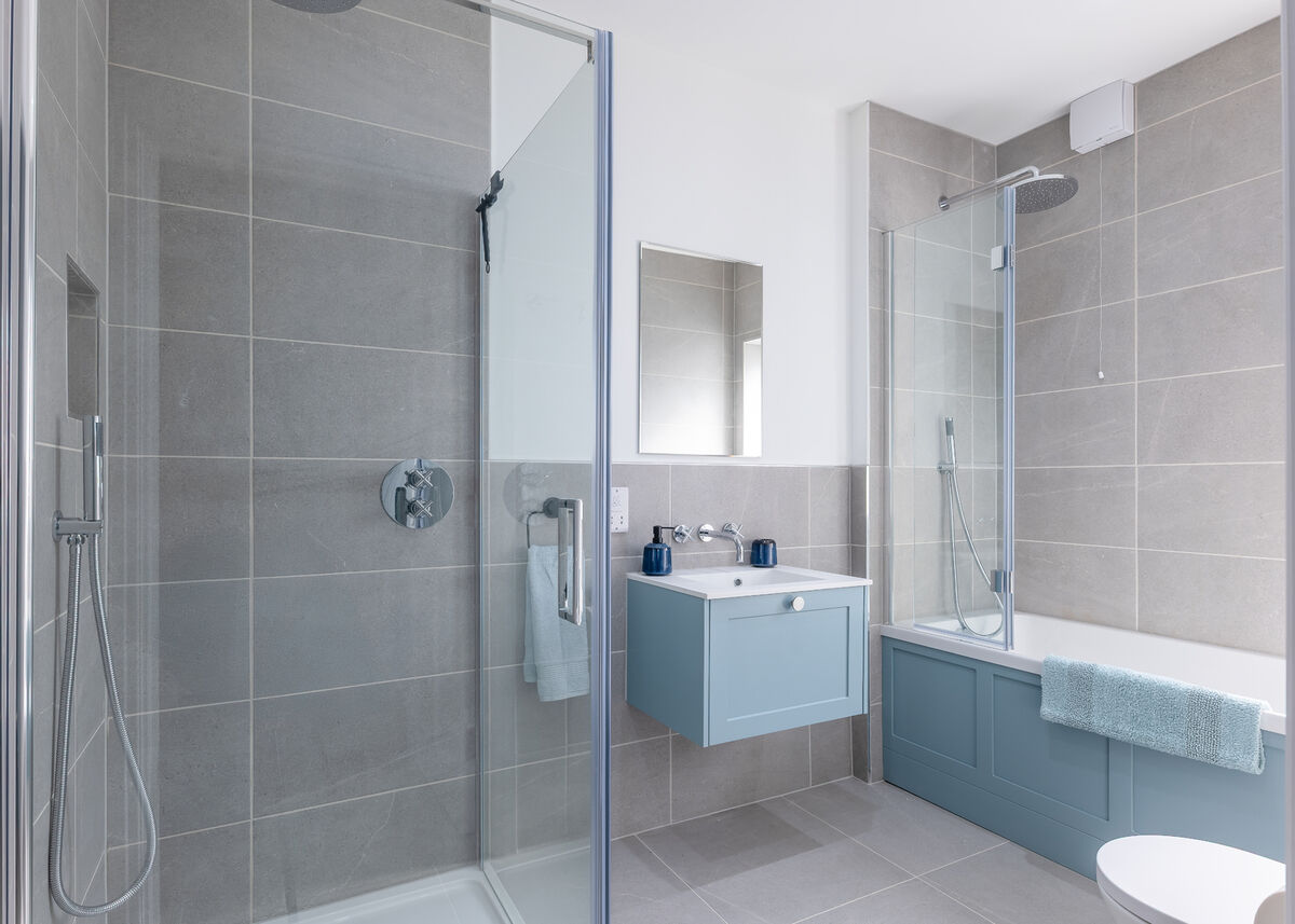 18. Main Bathroom.jpg