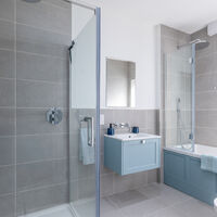 18. Main Bathroom.jpg