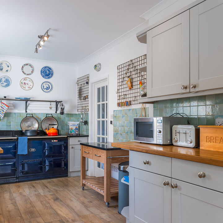 2. Kitchen 1.jpg