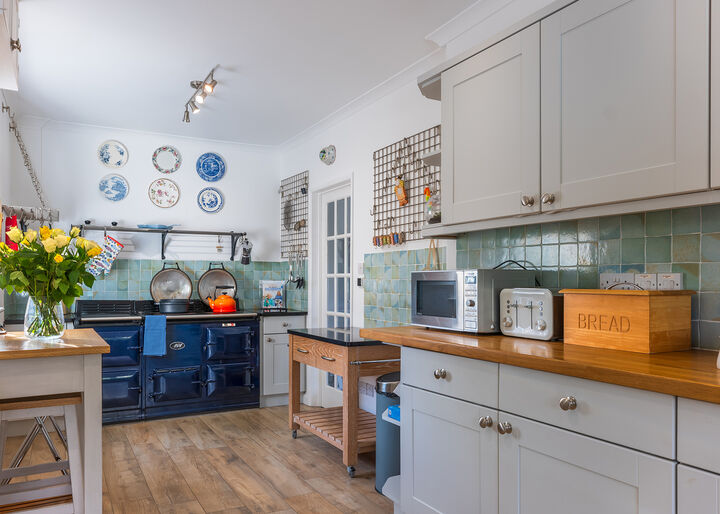 2. Kitchen 1.jpg