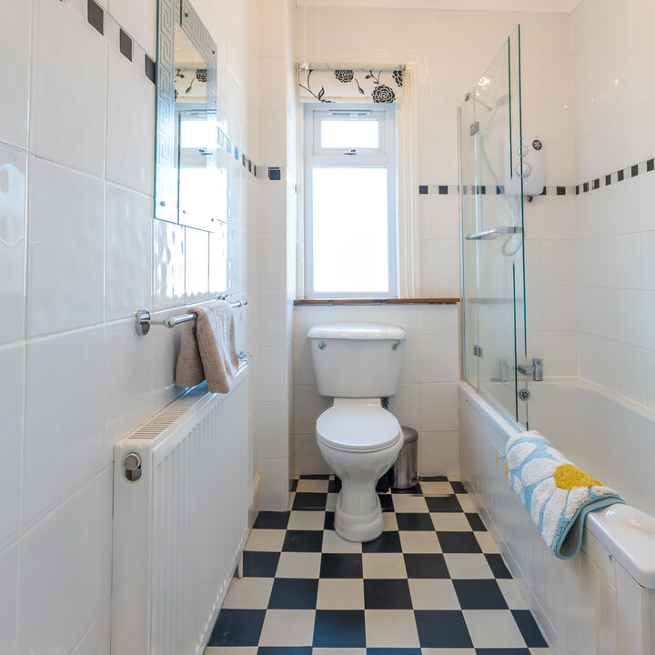 20. Main Bathroom.jpg