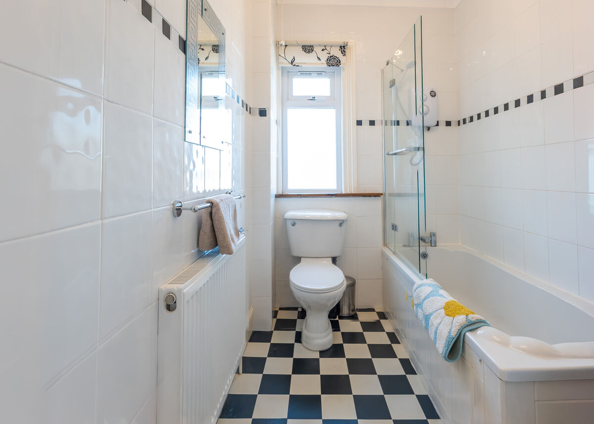 20. Main Bathroom.jpg