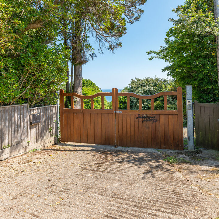 22. Driveway Entrance.jpg