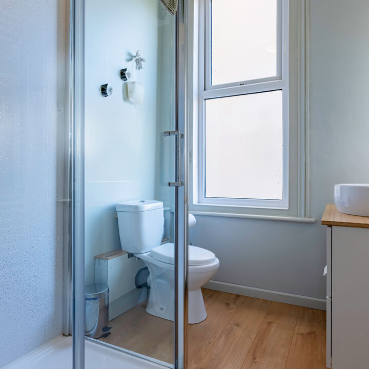 8 - Bathroom.jpg