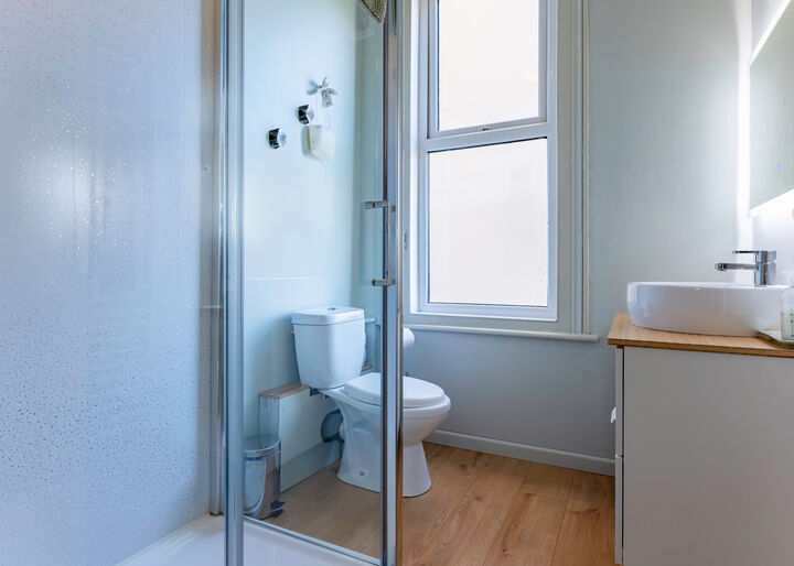 8 - Bathroom.jpg